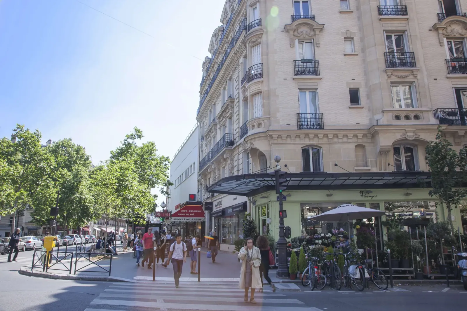 Cataract vision simulation — Paris street